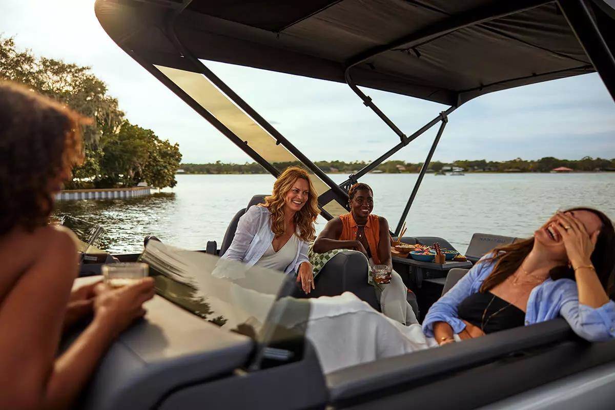 Family pontoon rental - rent a boat for family bonding