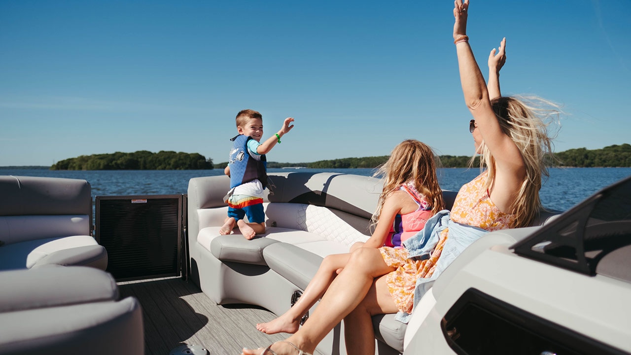 Pontoon boat rentals - families enjoying boat party rental experience